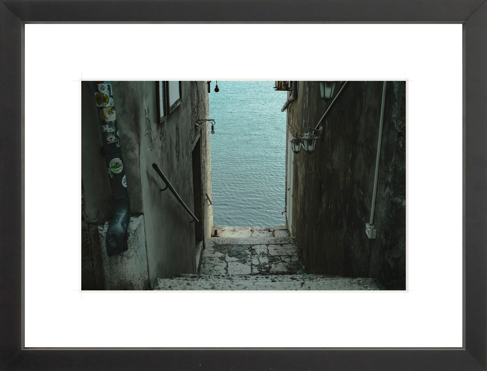 #Framed Print_12x8"_Black